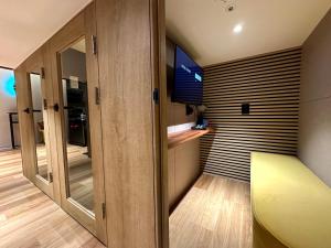 TV a/nebo společenská místnost v ubytování Nomad Live Hostel