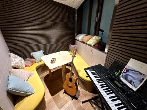 TV a/nebo společenská místnost v ubytování Nomad Live Hostel