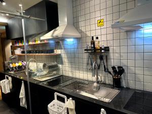 Kuchyň nebo kuchyňský kout v ubytování Nomad Live Hostel