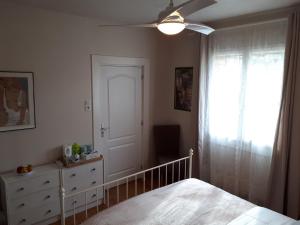 una camera da letto con un letto e un ventilatore a soffitto di Mostarlic Vegan and Gluten free B&B a Bouconville Altre 11 foto