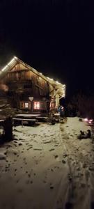 Obiekt Ahnenhütte Untersabernighof zimą