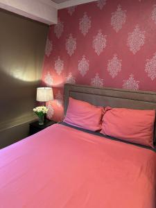 Postel nebo postele na pokoji v ubytování Queen Nest Hotel