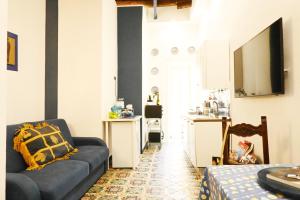 ナポリにあるNanà Bed and Breakfastのソファとキッチンのあるリビングルーム