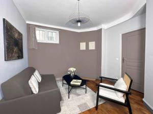 salon z kanapą i stołem w obiekcie Cosy Hideaway Near Montparnasse w Paryżu