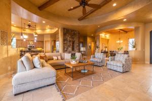 Χώρος καθιστικού στο North Scottsdale on 144th