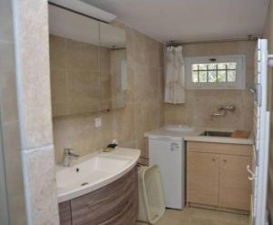 a bathroom with a sink and a bath tub at Maison conviviale avec piscine partagée à La Ciotat - 70 m² in La Ciotat +11 photos