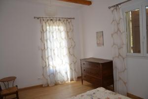 a bedroom with a bed and a dresser and a window at Maison conviviale avec piscine partagée à La Ciotat - 70 m² in La Ciotat