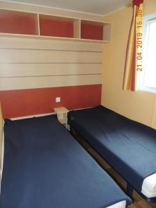una habitación con dos camas y una ventana en Bungalow accueillant à Angles avec piscine partagée, en Angles