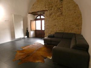 a living room with a couch and a leaf rug at Il Loft dell' americano in Narni +11 photos
