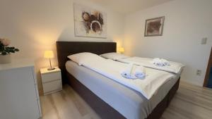 ein Schlafzimmer mit einem großen Bett mit Handtüchern darauf in der Unterkunft Aparmtent im Münchner Westen, Parkplatz kostenfrei, ruhig in Gröbenzell