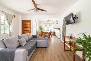 Μια τηλεόραση ή/και κέντρο ψυχαγωγίας στο Casa para descansar y disfrutar la vida en el mar