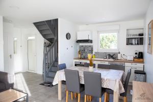 a kitchen and dining room with a table and chairs at CASA LEIA - À 4 min de la plage, avec Wifi in Sainte-Marie-la-Mer