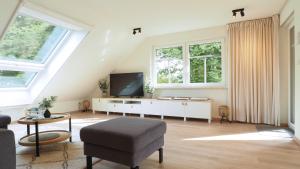 Televisyen dan/atau pusat hiburan di "Dat Nordische Huus" - Hyggelige Ferienwohnung, Balkon, Glasfaser-Internet, Wallbox