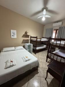 a bedroom with a bed and a ceiling fan at Pousada Temporada in Arraial do Cabo