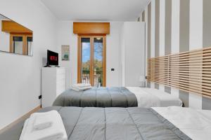 a bedroom with two beds and a window at MUG1 -Sesto San Giovanni- Comfort House - in Sesto San Giovanni