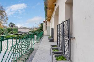 a balcony with a green fence and plants at MUG1 -Sesto San Giovanni- Comfort House - in Sesto San Giovanni