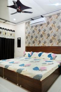 Giường trong phòng chung tại Vidya home stay