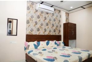 Giường trong phòng chung tại Vidya home stay