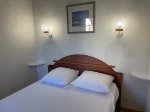una camera da letto con un letto con due cuscini bianchi di Parc Arradoy D a Uhart-Cize
