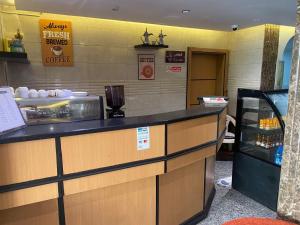 a fast food counter in a fast food restaurant at Al Thanaa Alraqi Furnished Apartments - الثناء الراقي للشقق المخدومة in Jeddah