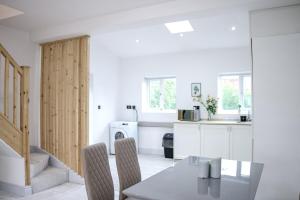Χώρος καθιστικού στο Three Bedroom House by Brookland Stays Serviced Accommodation Short Lets Manchester with Free WiFi +5 φωτογραφίες