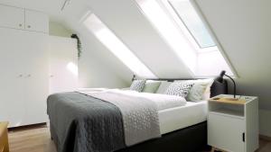 Postel nebo postele na pokoji v ubytování "Dat Nordische Huus" - Hyggelige Ferienwohnung, Balkon, Glasfaser-Internet, Wallbox