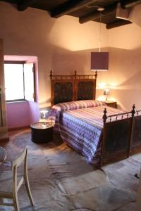 ein Schlafzimmer mit einem großen Bett in einem Zimmer in der Unterkunft Country House La Torre in Tuscania