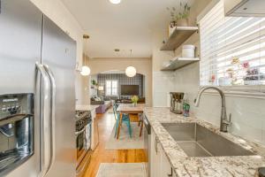 una cocina con fregadero y encimera en Walk to City Park Chic Home with Hot Tub and Yard, en Denver