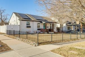 una casa con valla y techo solar en Walk to City Park Chic Home with Hot Tub and Yard, en Denver