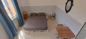 una piccola camera da letto con un letto e un tavolo di Óscar a Mindelo