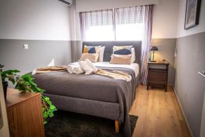 Postel nebo postele na pokoji v ubytování Stylish Newly Renovated Flat, 250 Meters from the Beach, Central Location with Free Parking