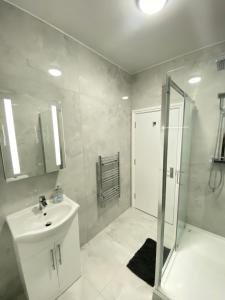 Koupelna v ubytování Balcony Sky- View London Apartment