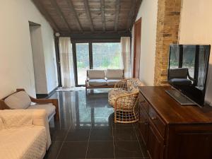 un salon avec une télévision et un canapé dans l'établissement Villa Lidia, à Quartu SantʼElena