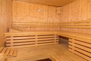 a wooden sauna with wooden benches in a wooden at Seebad Ahlbeck - Haus MIRAMAR in Heringsdorf
