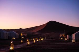 un grupo de luces frente a una montaña en Merzouga Spirit Luxury Camp, en Merzouga