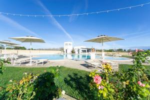 Der Swimmingpool an oder in der Nähe von Masseria Rauccio
