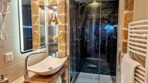 a bathroom with a sink and a shower at Ferienwohnungen Wolf- Studio Zimmer mit Bergblick in Pfronten +6 photos