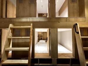 Palanda nebo palandy na pokoji v ubytování Nomad Live Hostel