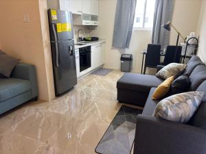 圣菲利普Serenity Haven的带沙发和冰箱的客厅