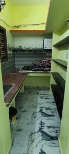 蒂鲁瓦纳马莱Sree Akshayam Rest House 2 bhk的厨房配有柜台和瓷砖地板。