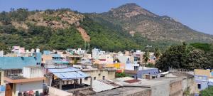 蒂鲁瓦纳马莱Sree Akshayam Rest House 2 bhk的一组背景为山的建筑