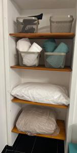 Palanda nebo palandy na pokoji v ubytování La Casita, appartamento vicino alla Sacra di San Michele, ideale per coppie, con cucina e ingresso indipendente + 3 fotografie