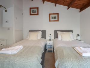 deux lits côte à côte dans une chambre dans l'établissement Seafarer's Haven, à Porthmadog