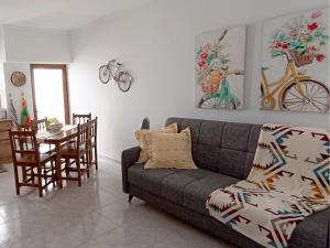 una sala de estar con un sofá y una mesa en Casa Daniel, en Riberas del Sor