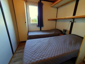 Postel nebo postele na pokoji v ubytování Les Chalets du Quignon + 36 fotografií