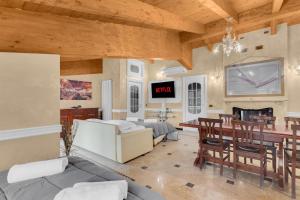 a living room with a table and a dining room at MUG7 -Sesto San Giovanni - Prestige House - in Sesto San Giovanni