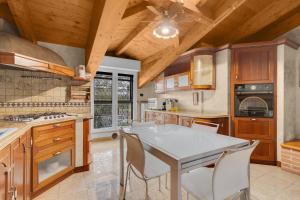 a kitchen with a table and chairs in a room at MUG7 -Sesto San Giovanni - Prestige House - in Sesto San Giovanni