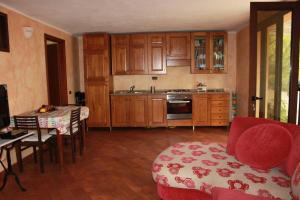 Køkken eller tekøkken på Villa con piscina sul mare sud Sardegna