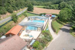 Bazén v ubytování Camping Paradis Val de Coise nebo v jeho okolí