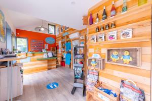 Kuchyň nebo kuchyňský kout v ubytování Camping Paradis Val de Coise